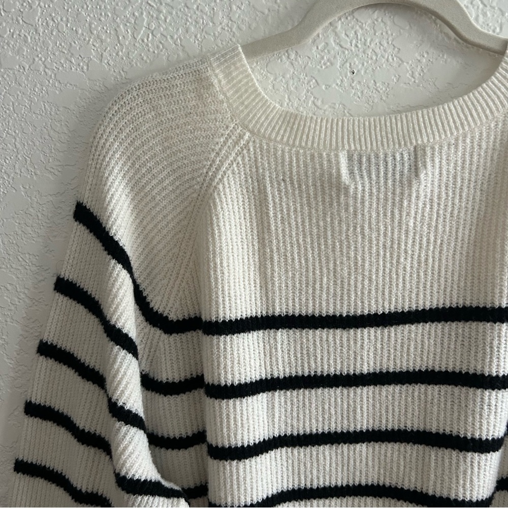 Old Navy SoSoft V-neck Cocoon Preppy Black and White Knit Sweater - Picture 8 of 10